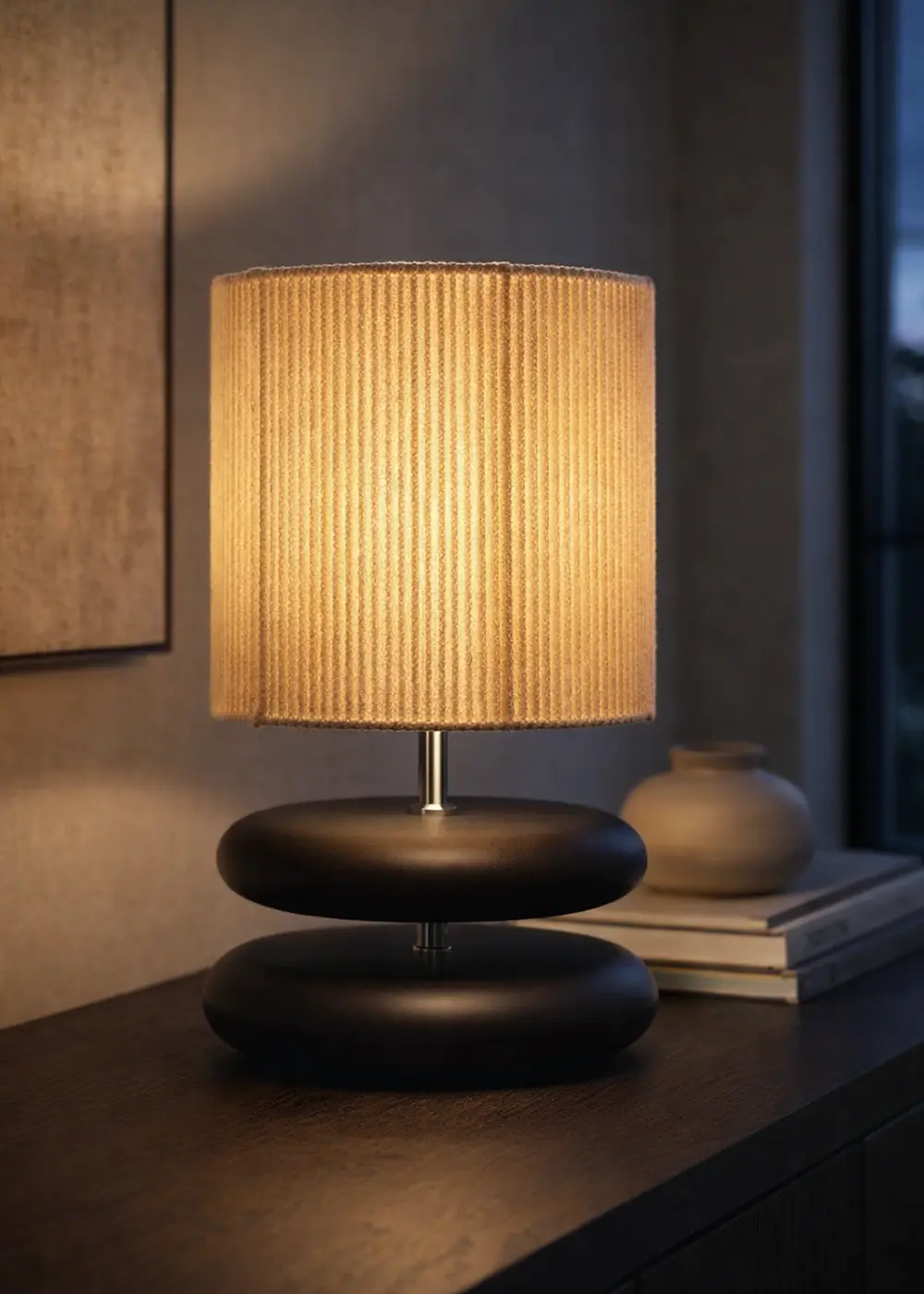 Mono Koyu Ceviz Ahşap Gövdeli Abajur – Bej Örgü Şapkalı El Yapımı Tasarım