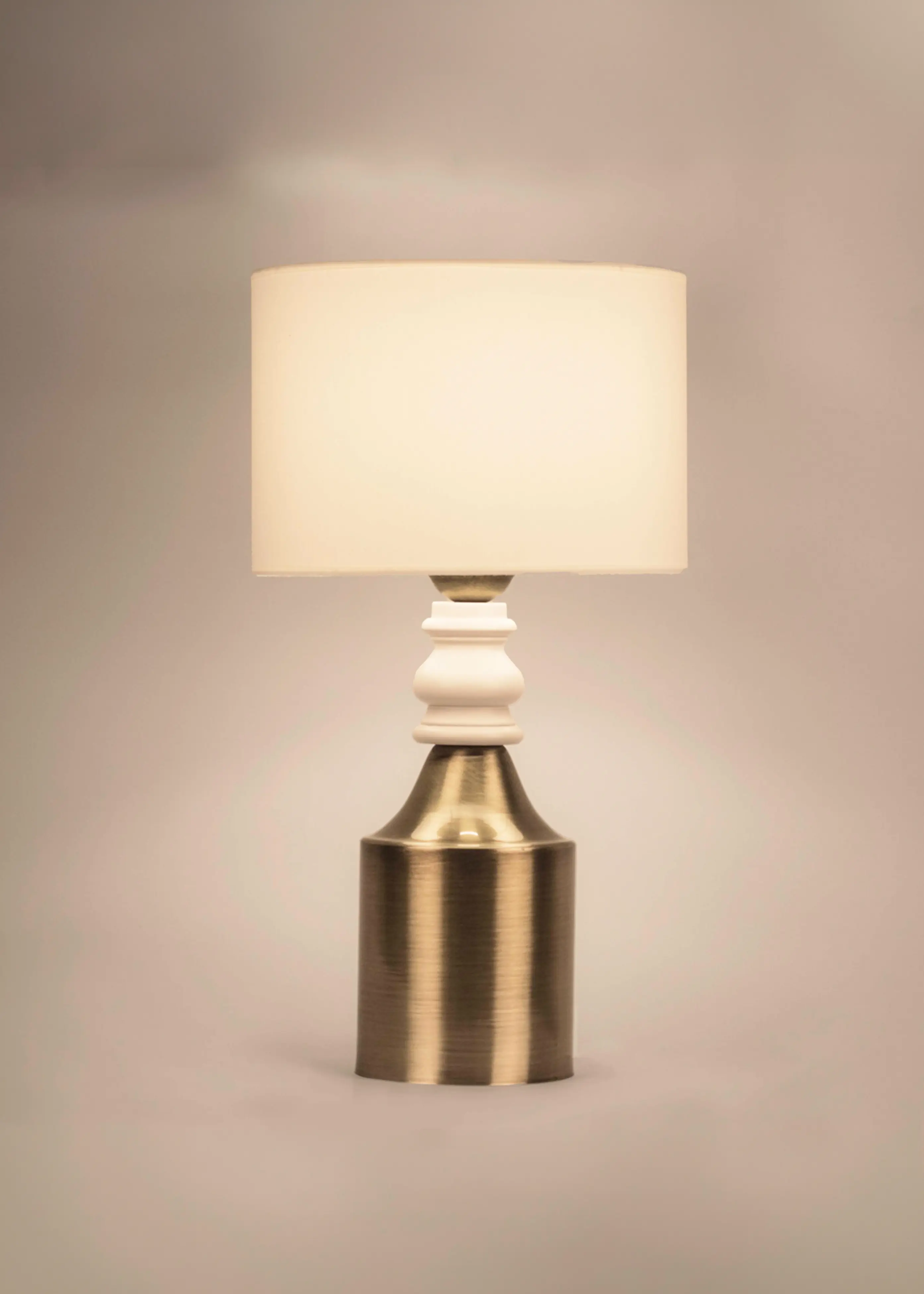 Mikonos Eskitme Abajur – Krem Kumaş Başlıklı Modern Tasarım