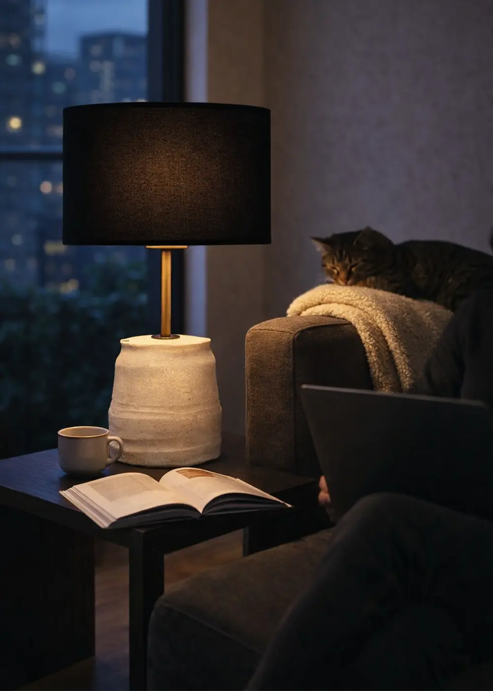 Naomi Krem Mermer Abajur – Siyah Kumaş Şapkalı