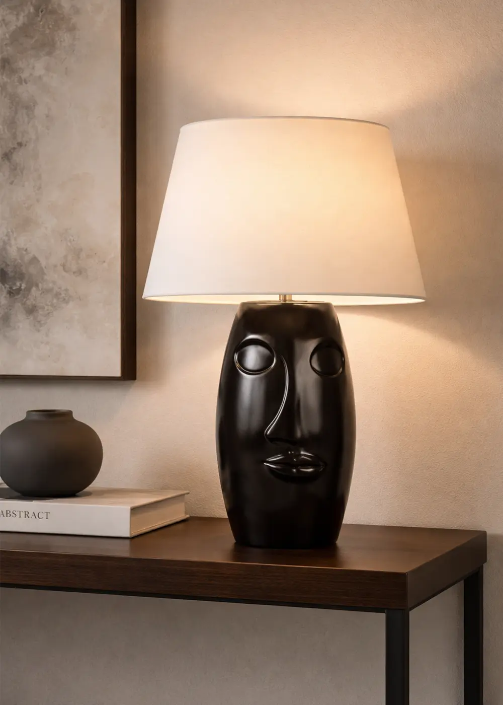 El Yapımı Modern BARCELONA Abajur – Siyah Seramik Yüz Formlu, Krem Başlıklı Tasarım