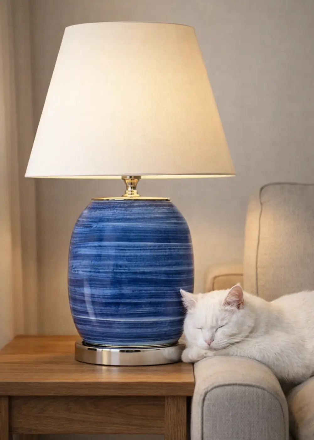 Dekoratif Mavi Çizgili Haiti Seramik Abajur – Krem Başlık
