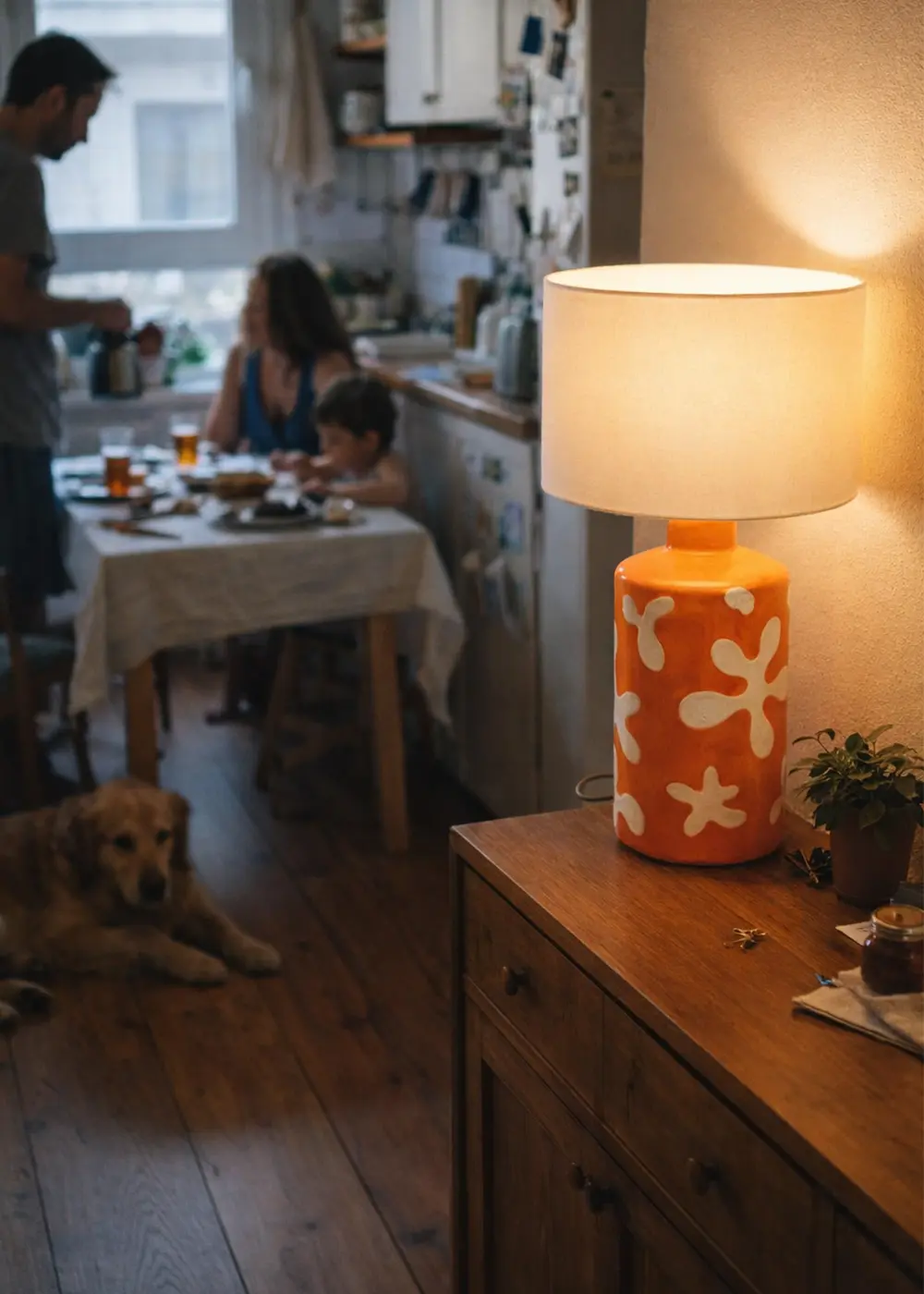 Flora Seramik Masa Lambası – Sanatsal Dokulu El Yapımı Tasarım – Krem Şapka