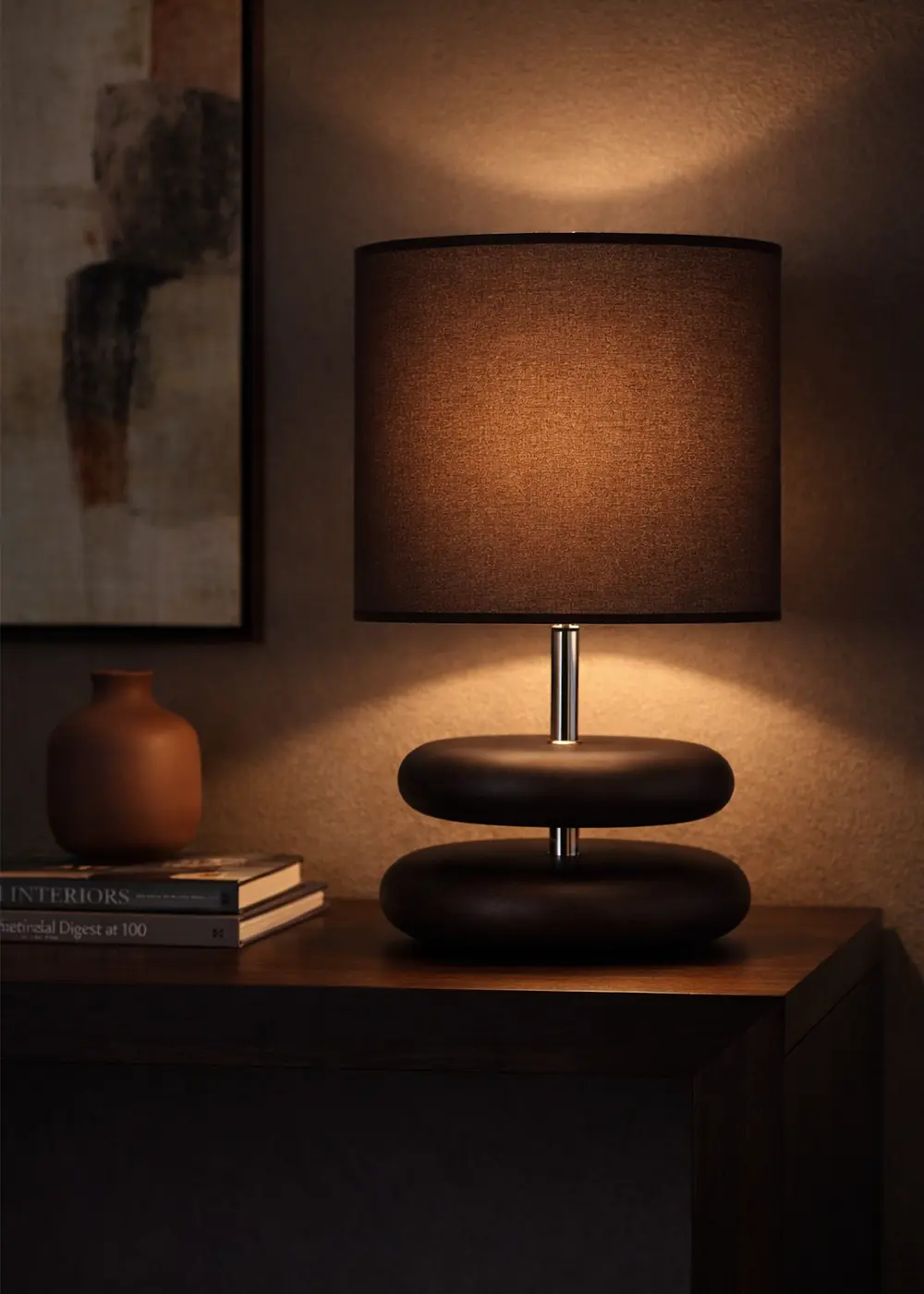 Mono Koyu Ceviz Ahşap Gövde Abajur – Kahverengi Kumaş Şapkalı