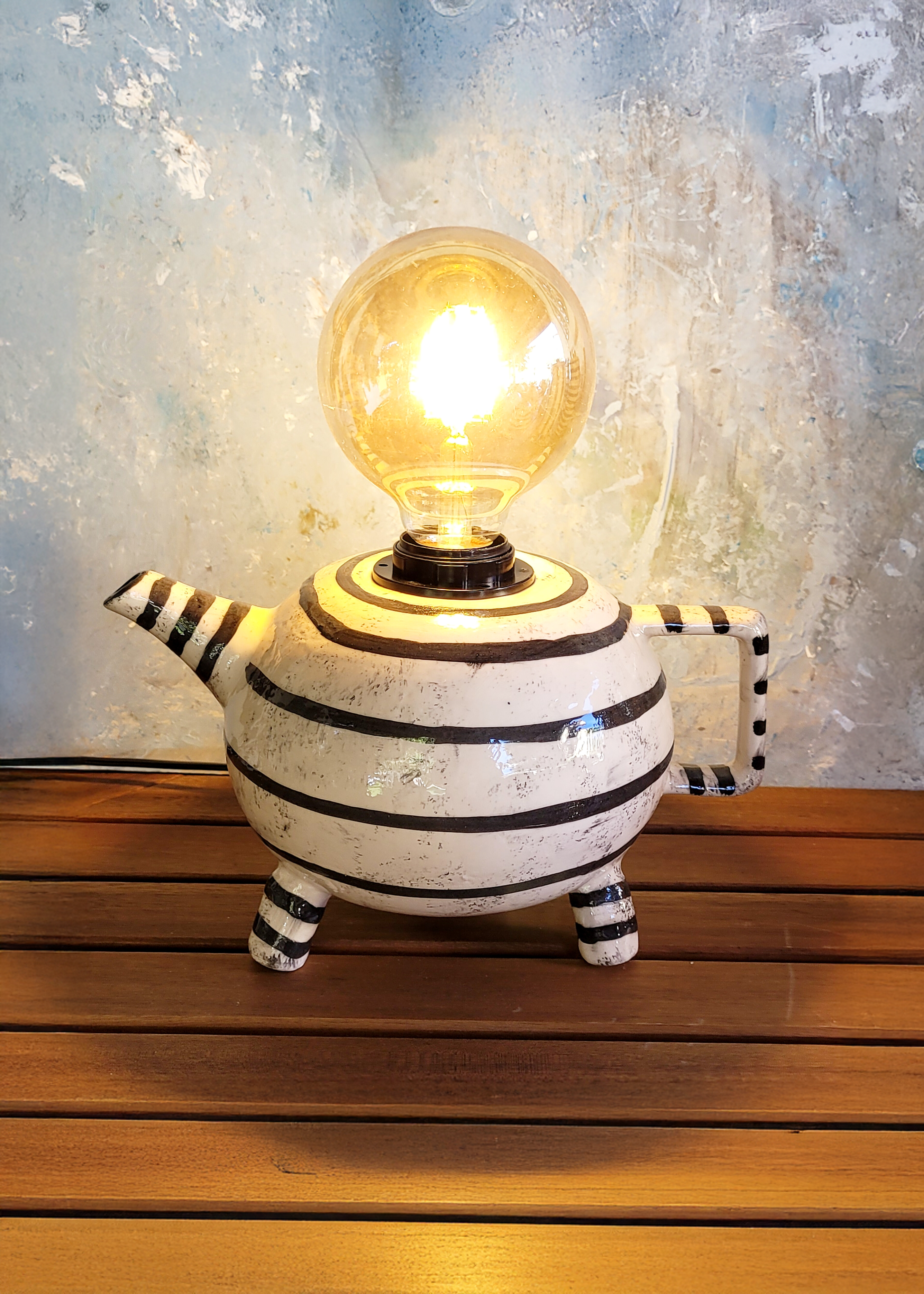 Çizgili Ayaklı Çaydanlık Formlu Dekoratif Aydınlatma