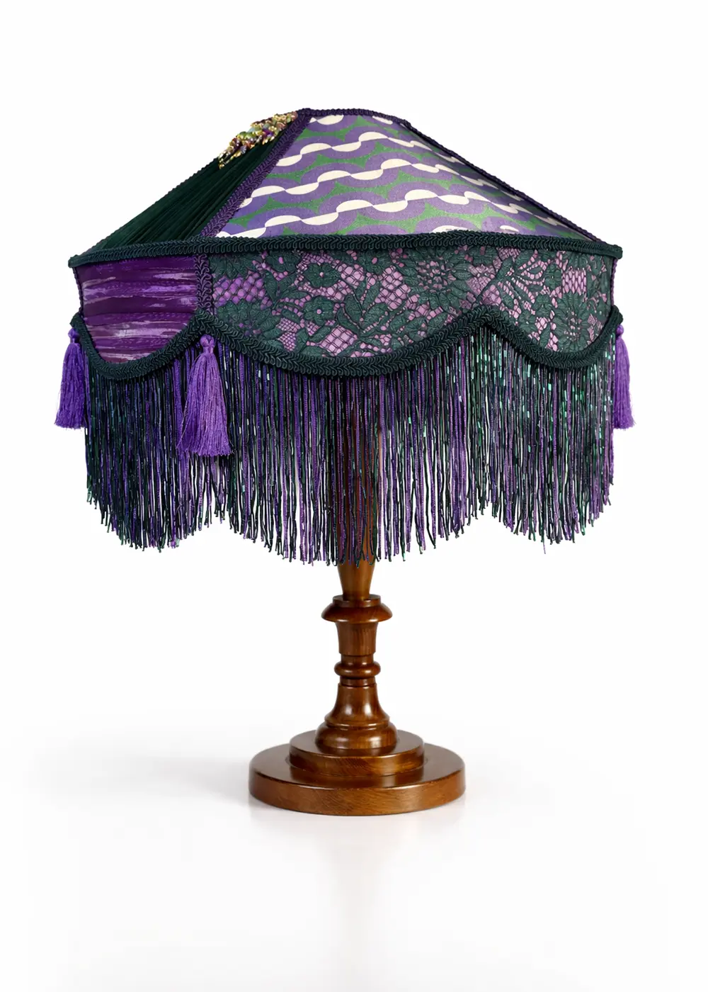Mor & Yeşil Retro Couture Abajur — Dantel, Organze, Şifon, Boncuk İşlemeli | Koyu Ahşap Ayak
