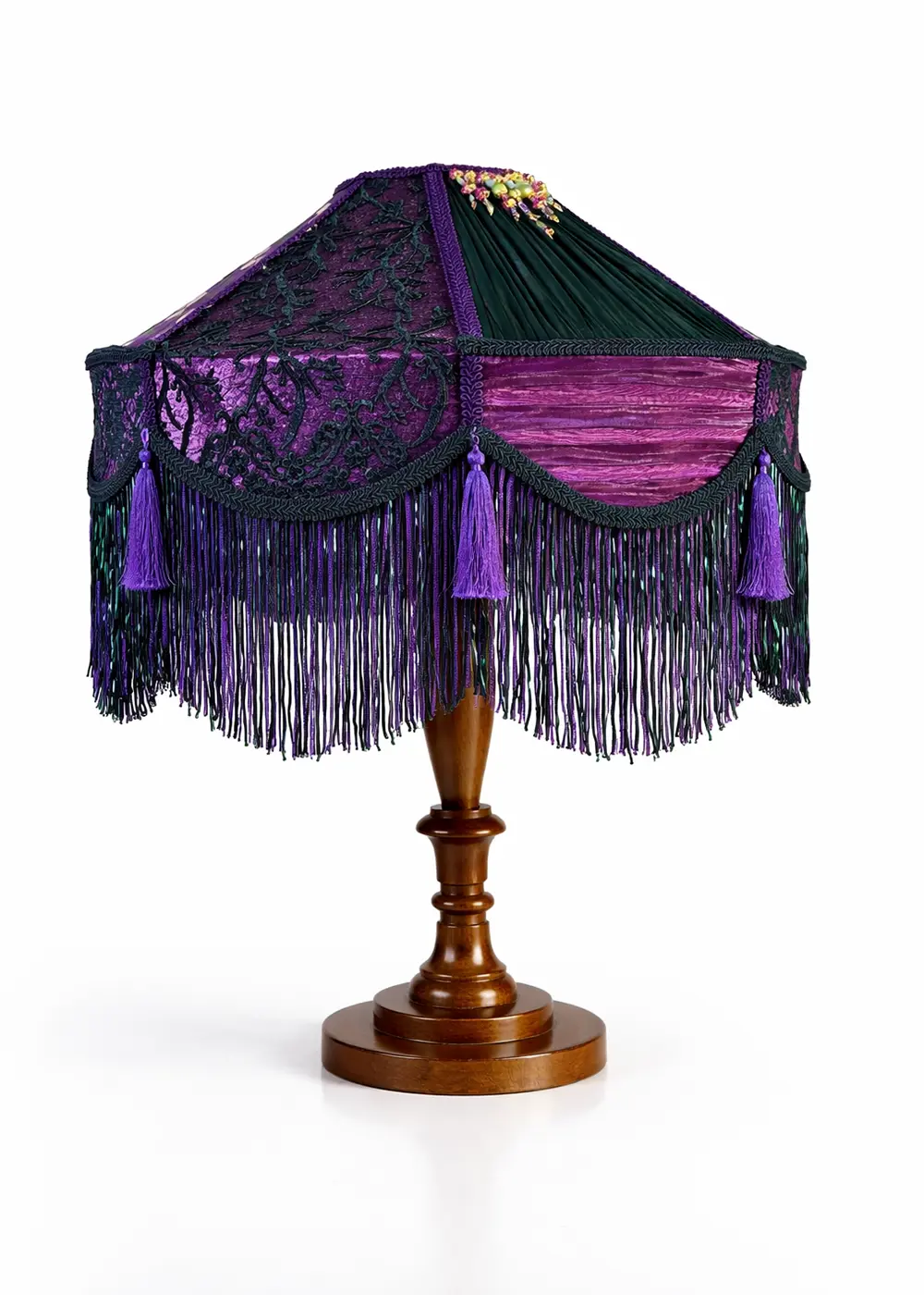 Mor & Yeşil Retro Couture Abajur — Dantel, Organze, Şifon, Boncuk İşlemeli | Koyu Ahşap Ayak