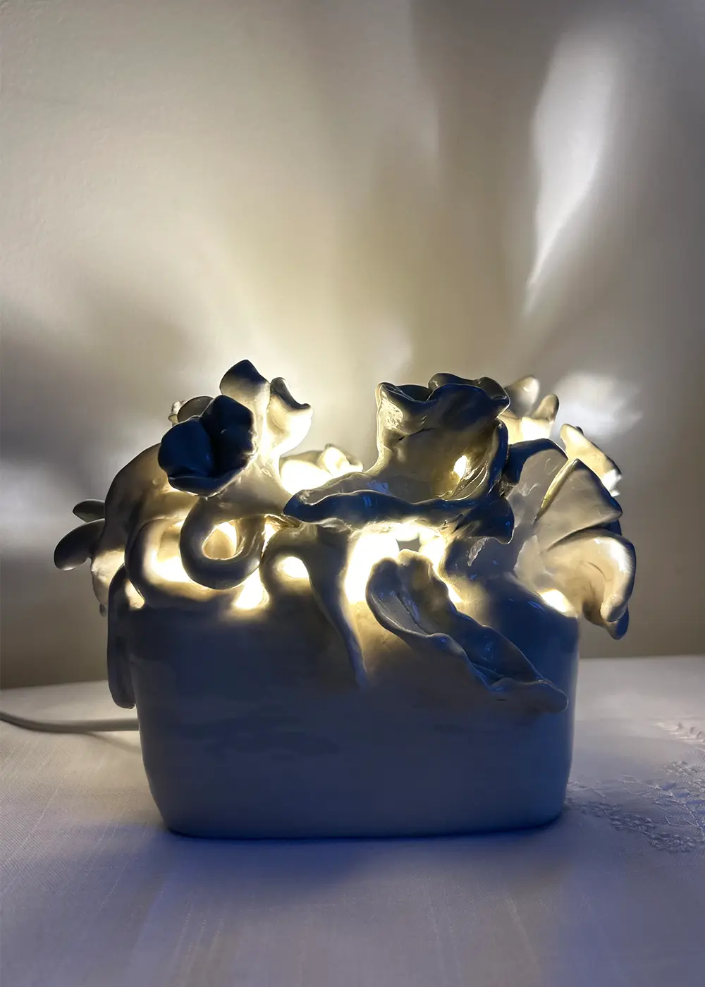 Çiçek Form Seramik Abajur – El Yapımı Tasarım Aydınlatma