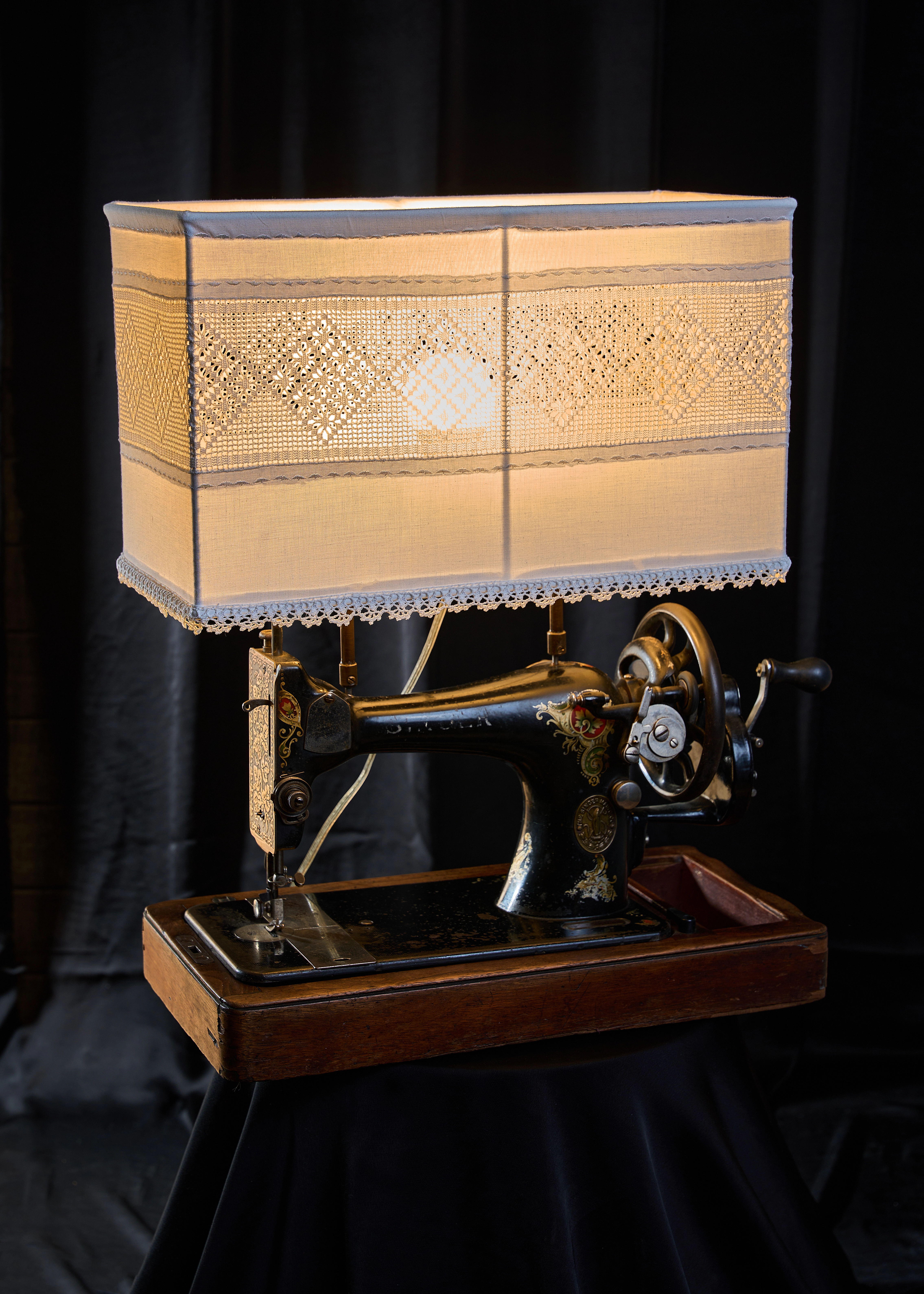 Antika Singer Dikiş Makinesi Dantel Başlıklı Abajur